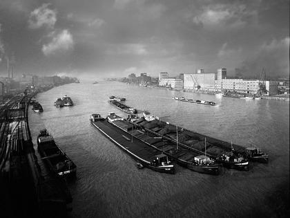 Robert Häusser: Mannheim, Reger Schiffsverkehr im Industriehafen, 1963