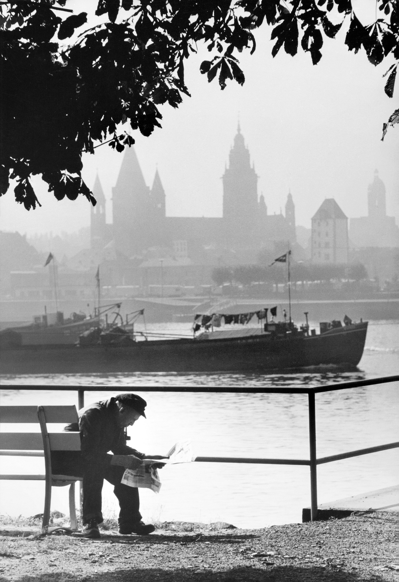 Mainz, Zeitungslektüre vor der Silhouette des Domes