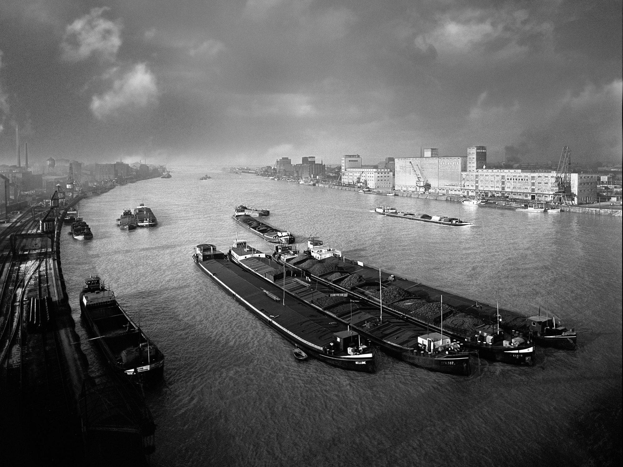 Mannheim, Reger Schiffsverkehr im Industriehafen