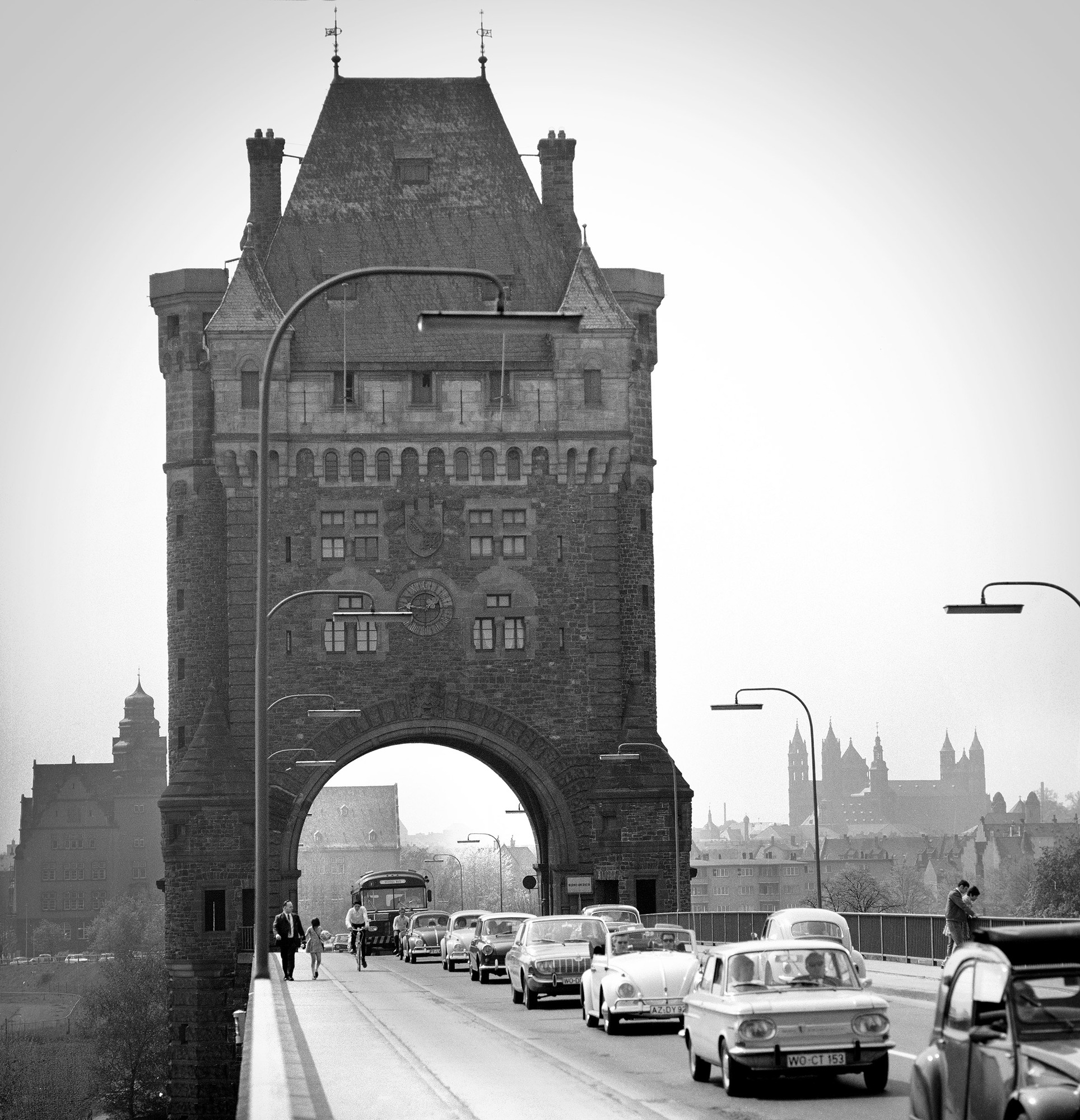 Worms, Nibelungenbrücke mit Nibelungenturm