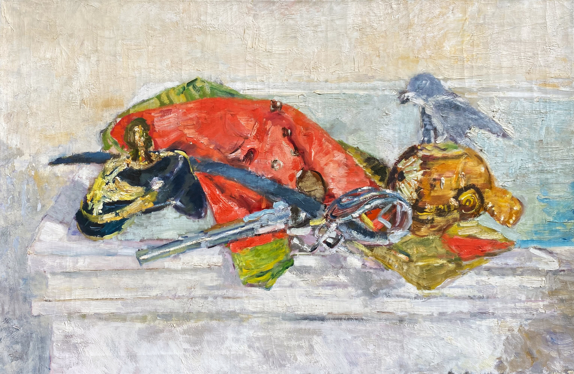 Stilleben mit Uniform, zwei Helmen und Waffen