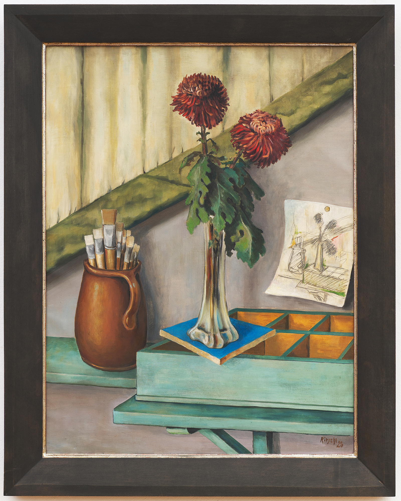 Stillleben mit Blumen und Malutensilien