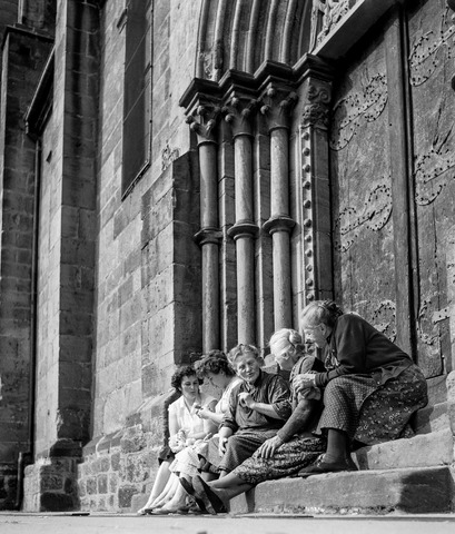 Robert Häusser: Schlettstadt/Elsass, Plausch auf den Stufen vor der Pfarrkirche St. Georges, 1963